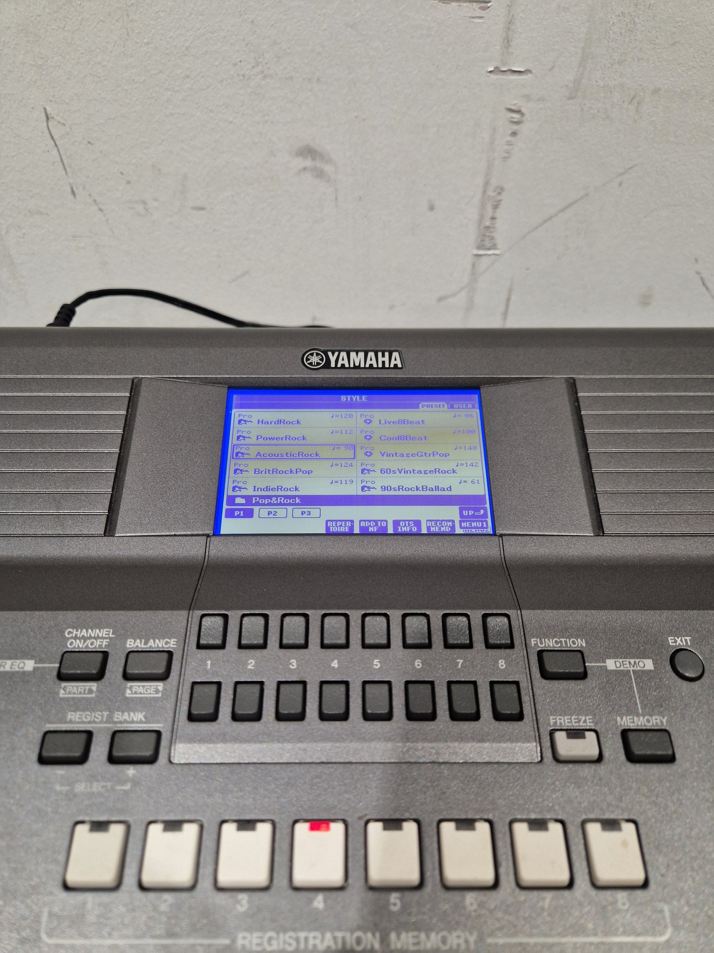 Yamaha PSR-S670 - Arranger Keyboard - Excellent w/ Power Supply & Keyboard Stand