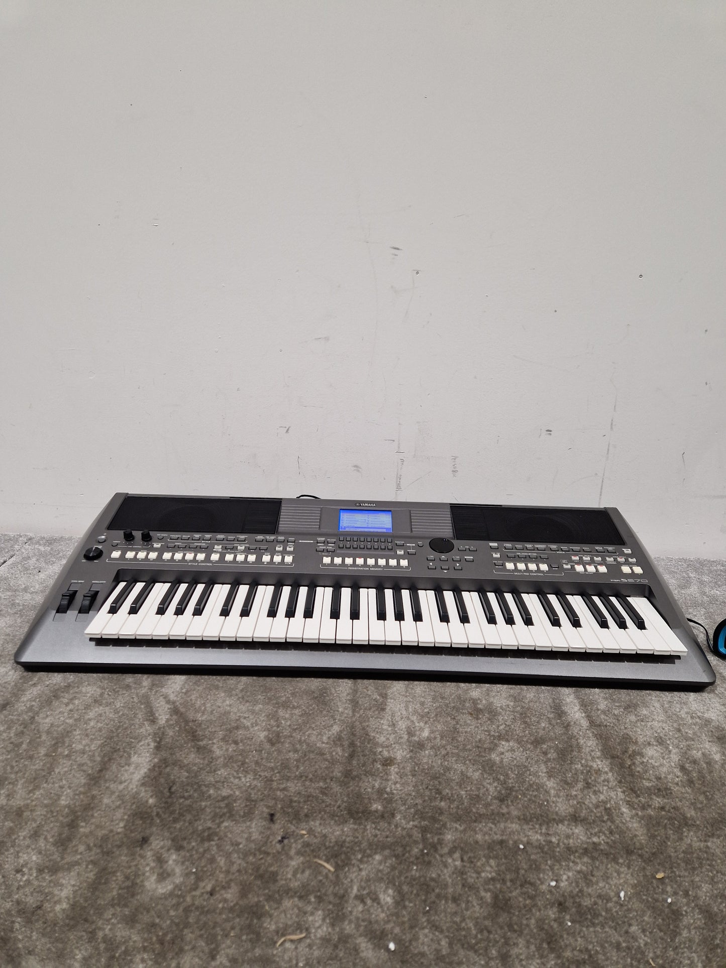 Yamaha PSR-S670 - Arranger Keyboard - Excellent w/ Power Supply & Keyboard Stand