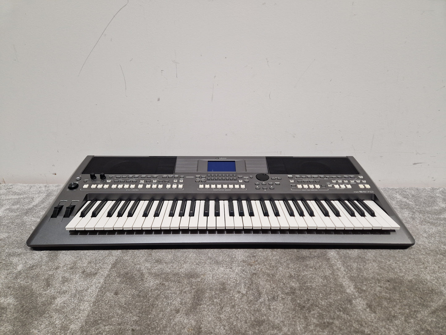 Yamaha PSR-S670 - Arranger Keyboard - Excellent w/ Power Supply & Keyboard Stand