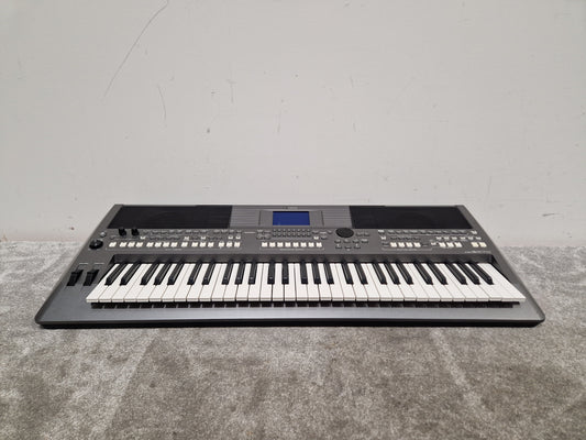 Yamaha PSR-S670 - Arranger Keyboard - Excellent w/ Power Supply & Keyboard Stand