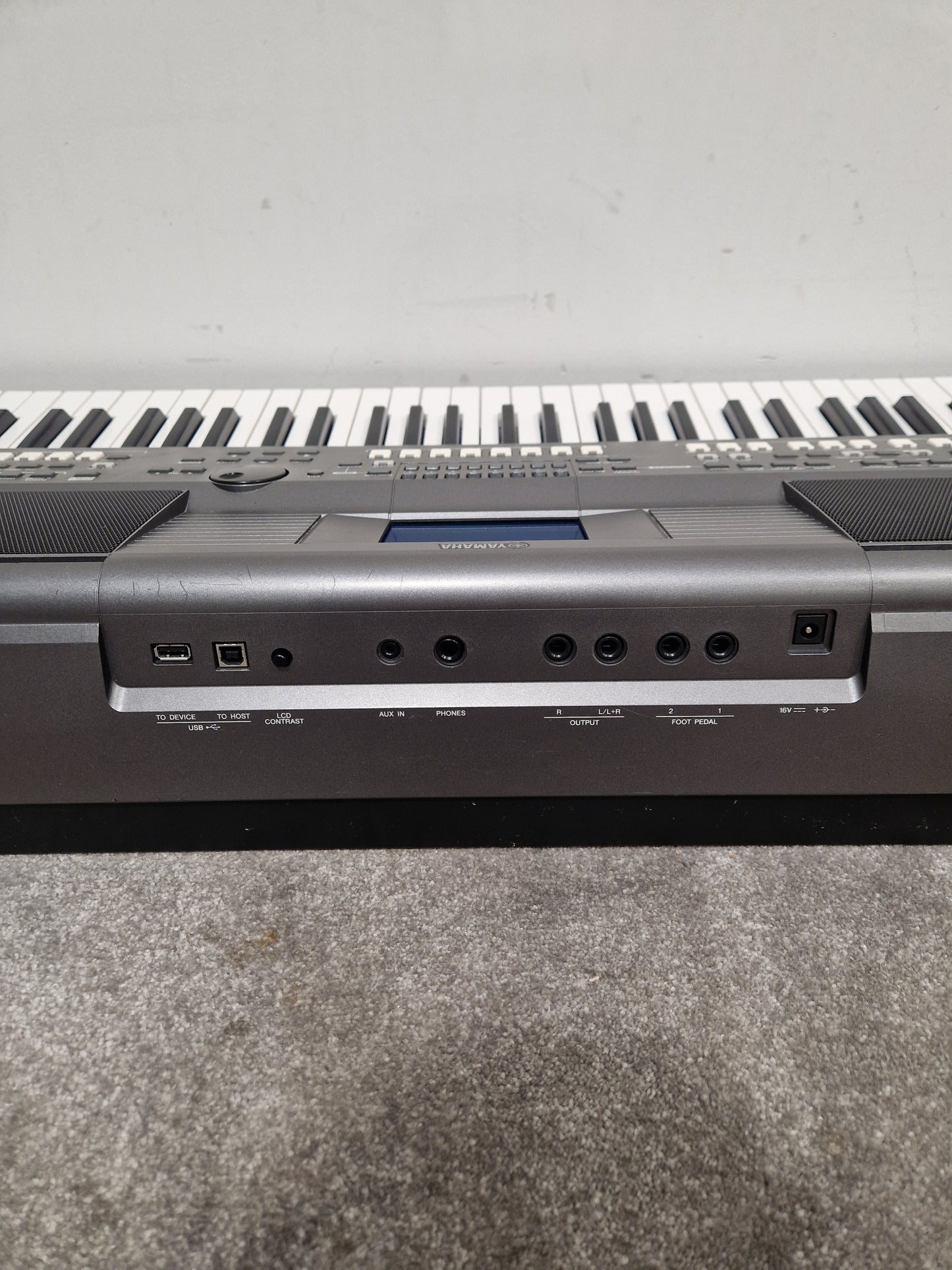 Yamaha PSR-S670 - Arranger Keyboard - Excellent w/ Power Supply & Keyboard Stand