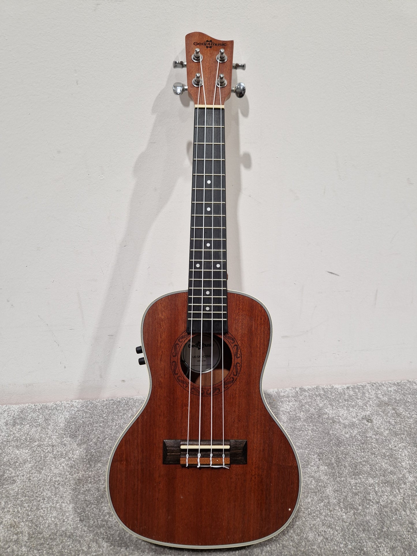 GEAR4MUSIC UK-SAP-CONE Electro-Acoustic Ukulele - Cutaway Design - Excellent