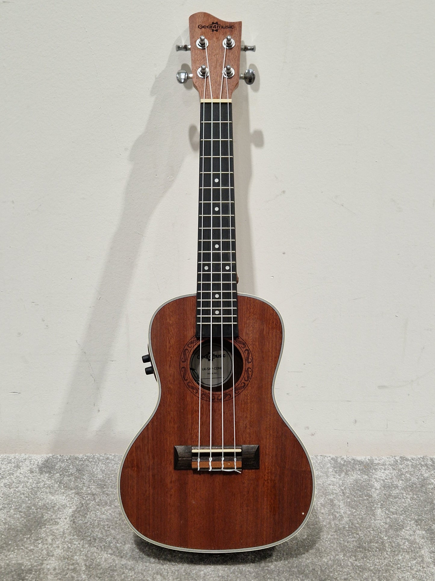 GEAR4MUSIC UK-SAP-CONE Electro-Acoustic Ukulele - Cutaway Design - Excellent