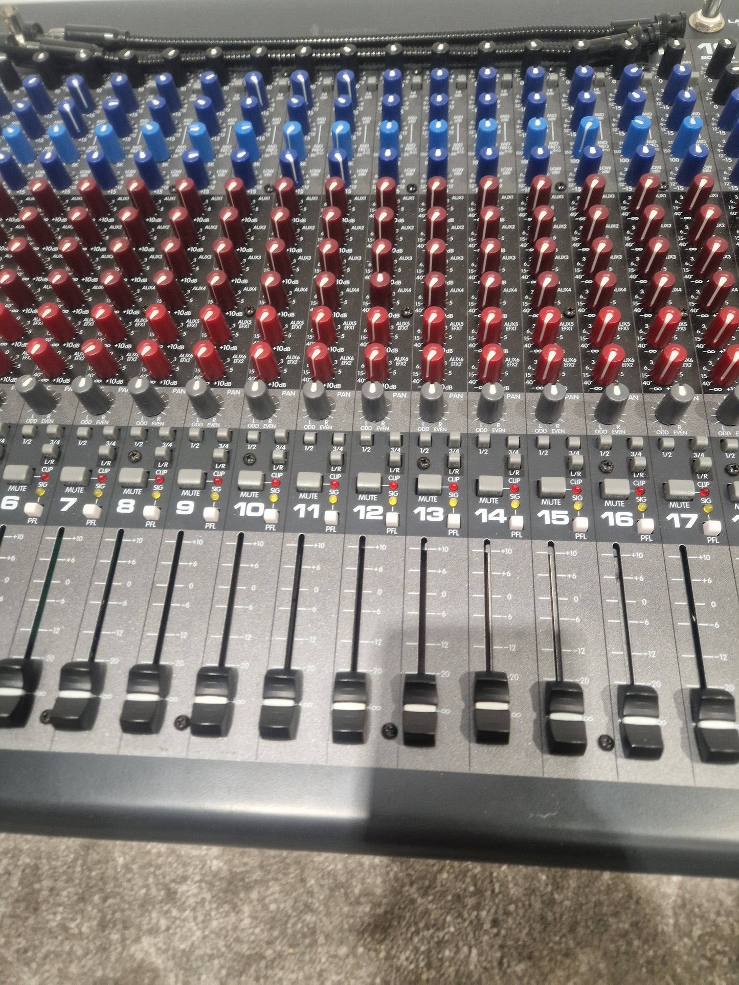 Peavey 24FX - 24-Channel Mixer - Fair