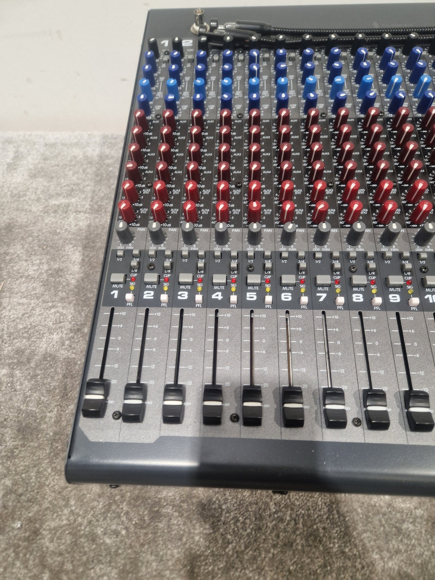 Peavey 24FX - 24-Channel Mixer - Fair