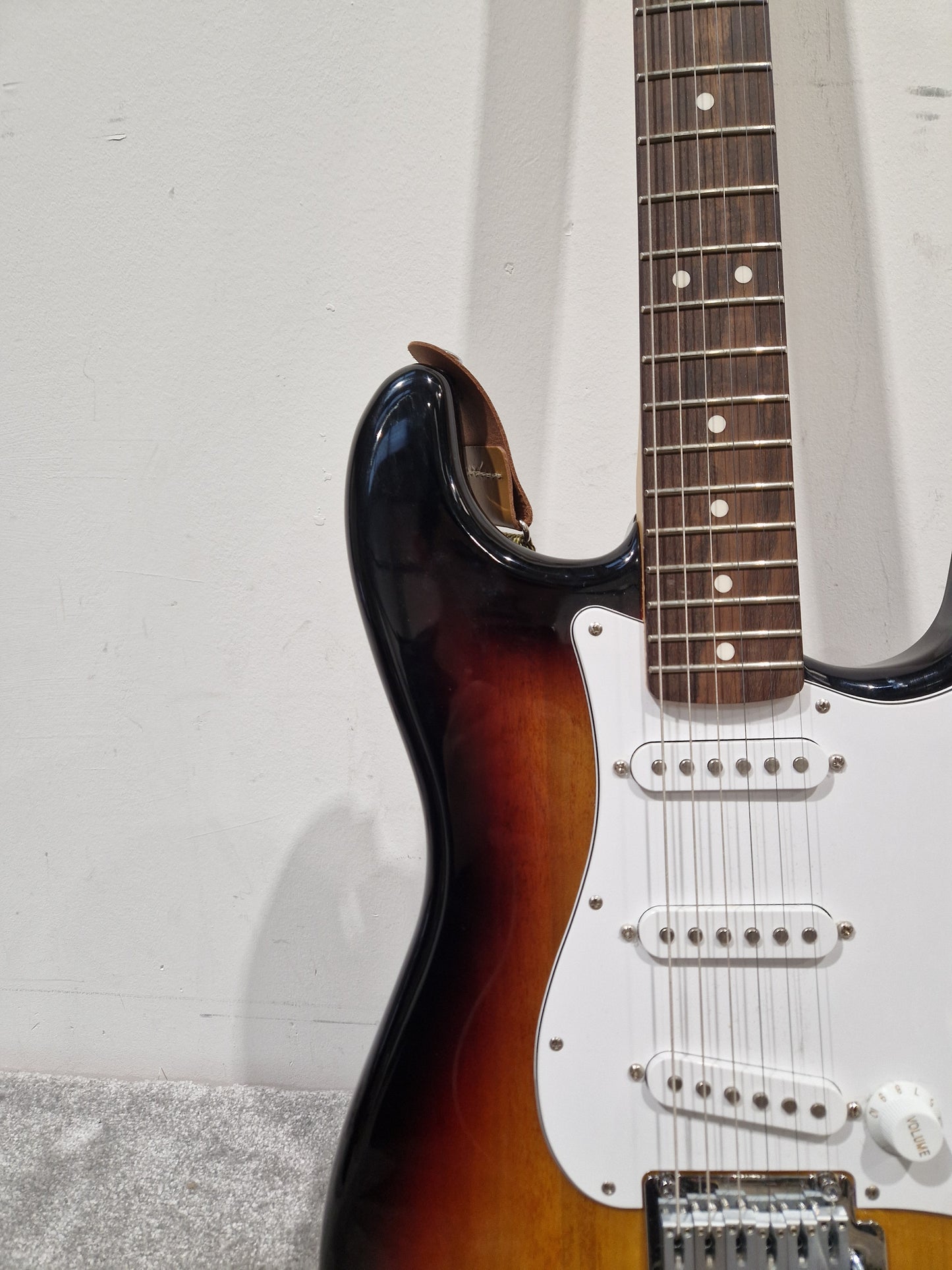 Fender Standard Stratocaster LRL WPG-3TS – 3-Tone Sunburst – Crafted in Indonesia (2023) – Excellent w/ Strap