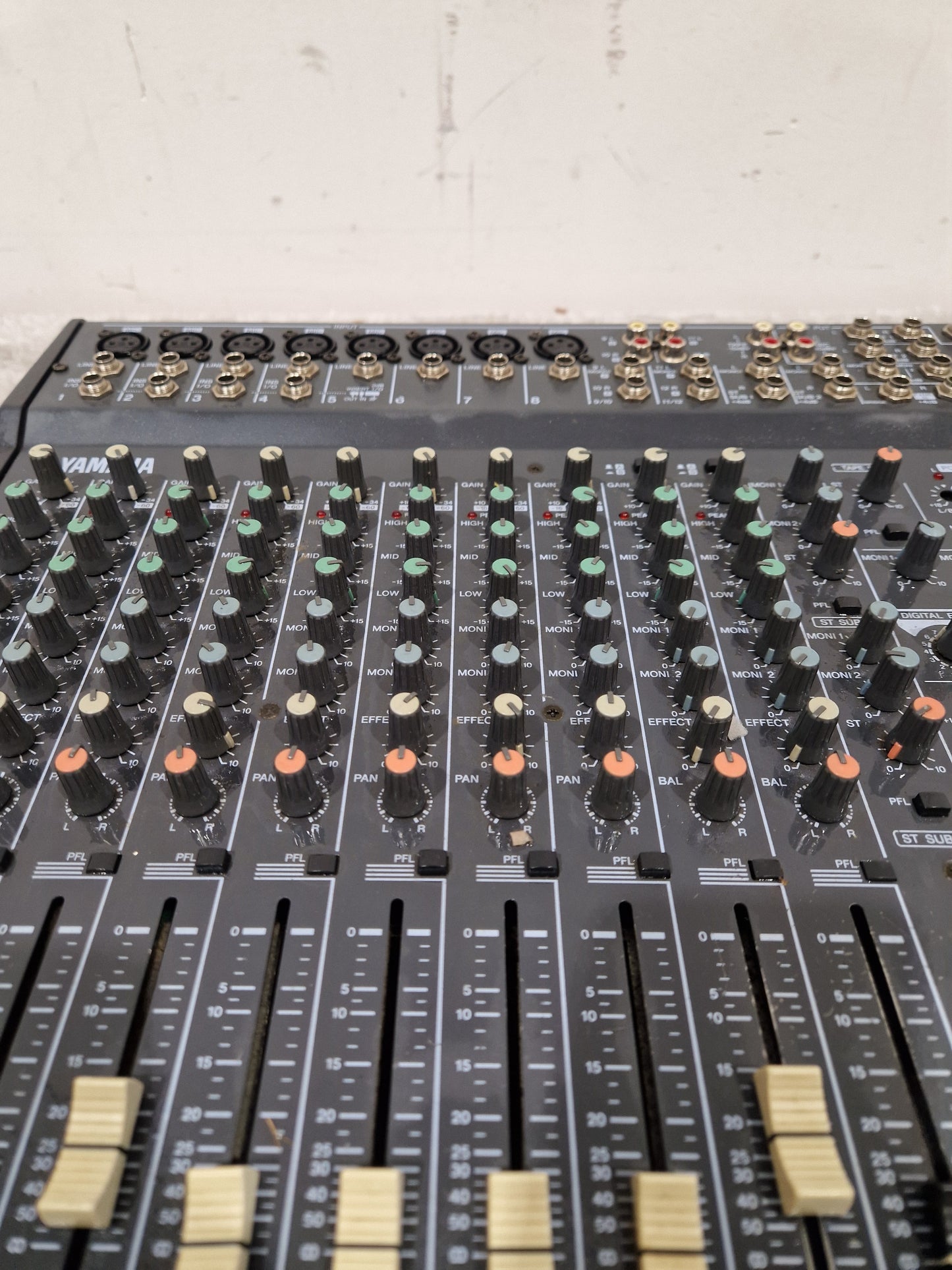 Yamaha EMX 2000 - 200W Powered Mixer - Spares or Repair