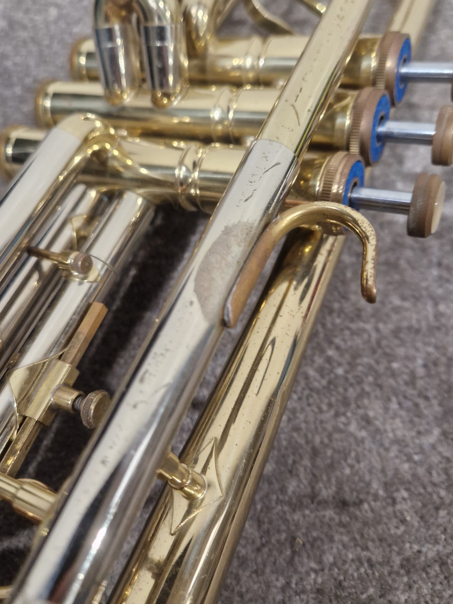 Corton Amati 776467 – Classic Brass Trumpet – Good w/ Chord Soft Case & Trumpet Study Books