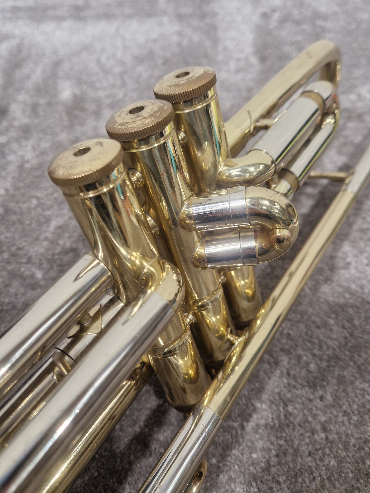 Corton Amati 776467 – Classic Brass Trumpet – Good w/ Chord Soft Case & Trumpet Study Books