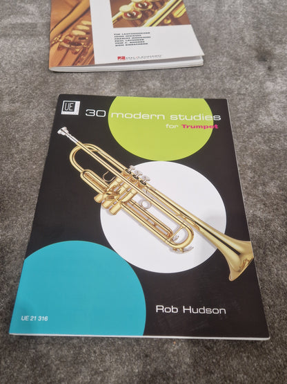 Corton Amati 776467 – Classic Brass Trumpet – Good w/ Chord Soft Case & Trumpet Study Books