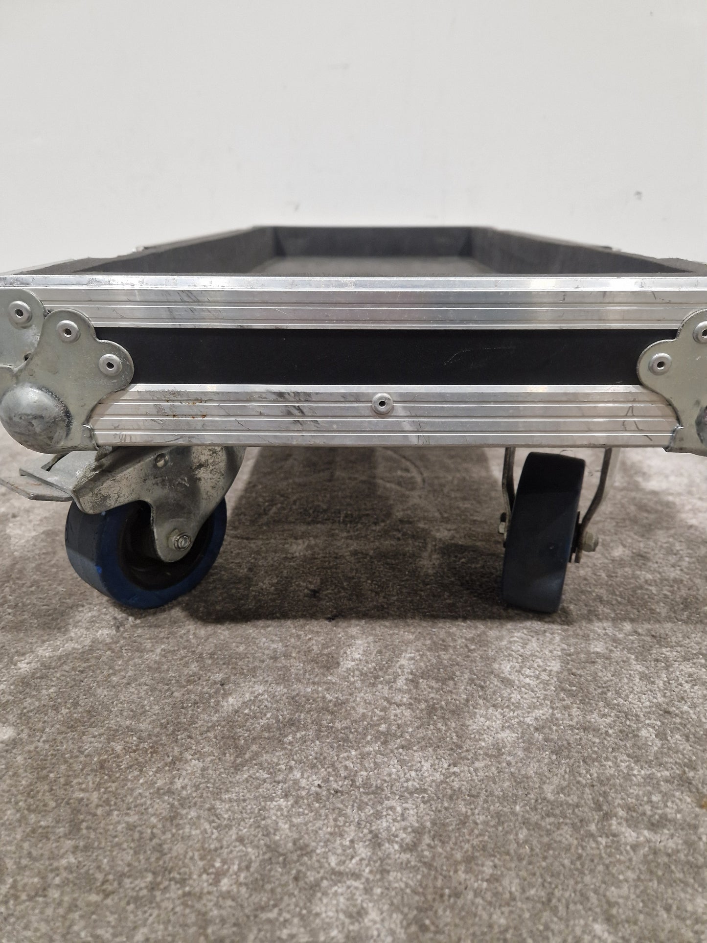 Boss Wheel ON Flight Case, Internal Foam Protection - Durable Transport Solution - Good