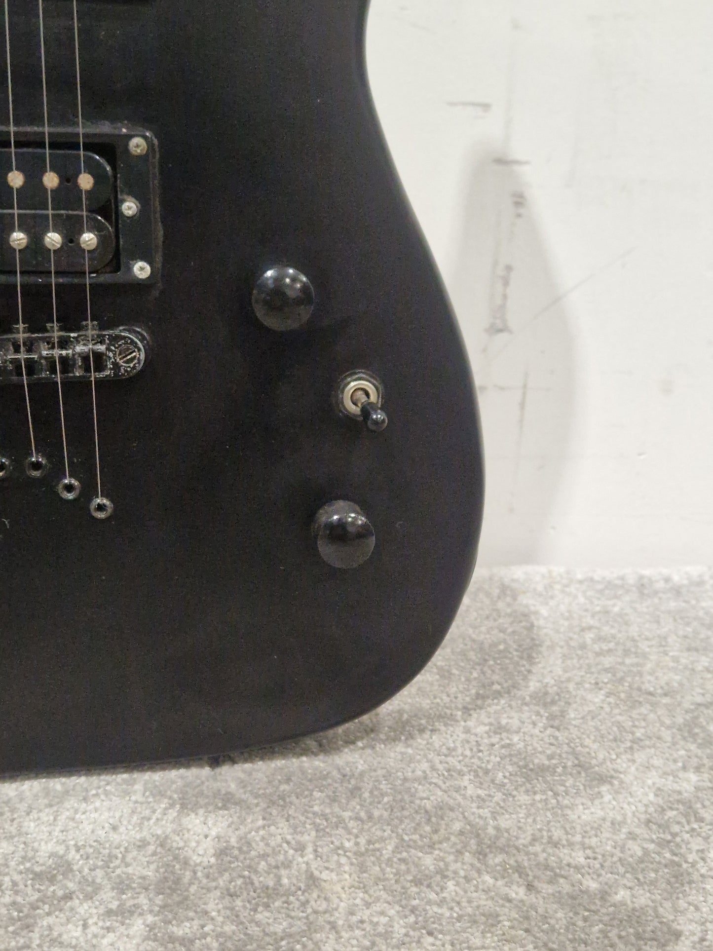 Dean Vendetta Black - Solid Body Electric Guitar - Very Good w/ New Strings