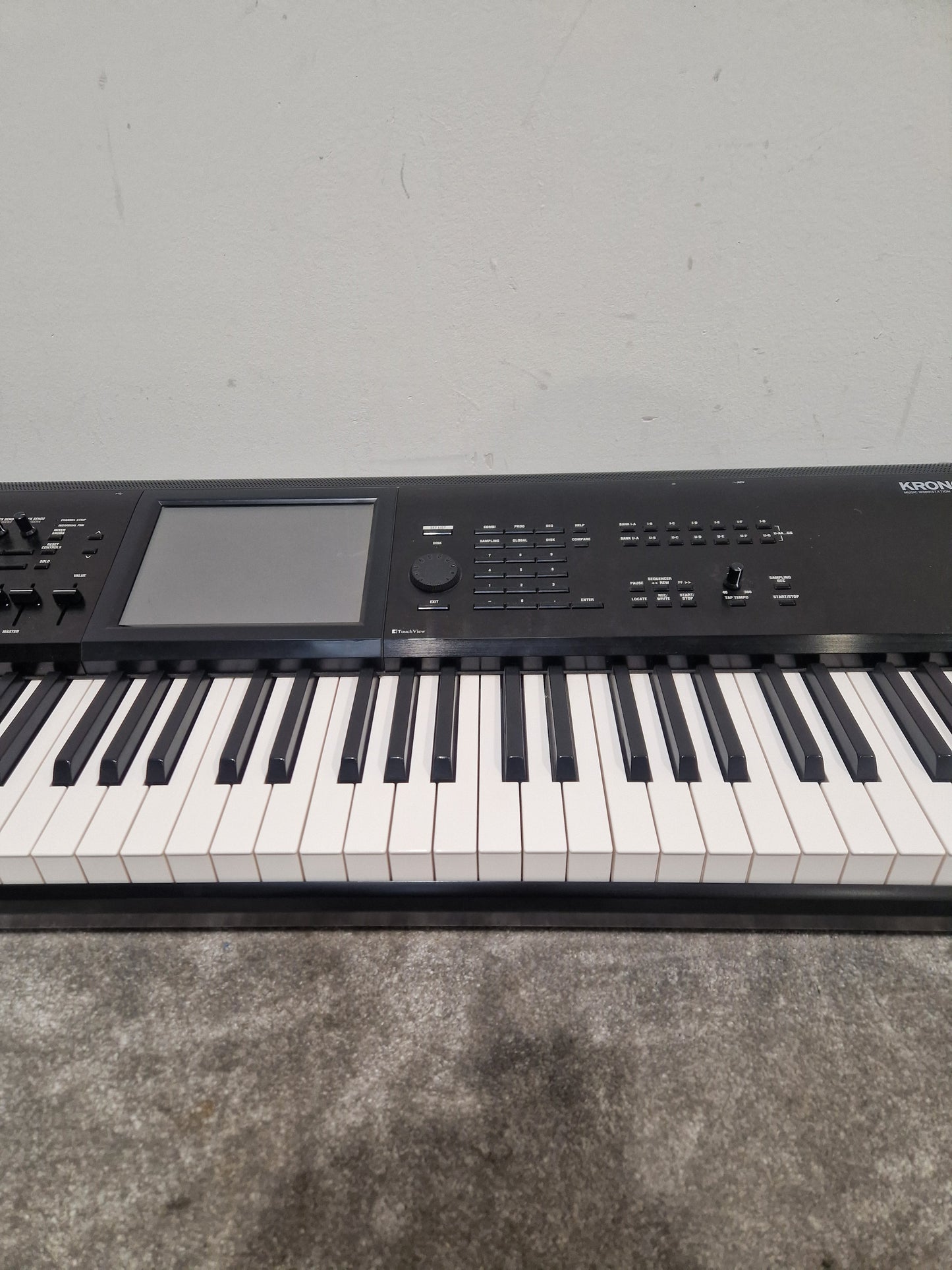 Korg Kronos 2 73 - Advanced Synth Workstation - Very Good w/ Power Supply, Manual, CDs