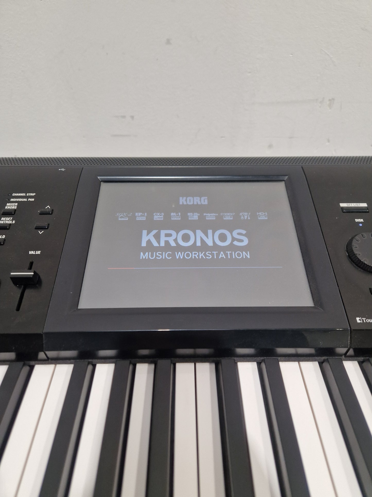 Korg Kronos 2 73 - Advanced Synth Workstation - Very Good w/ Power Supply, Manual, CDs