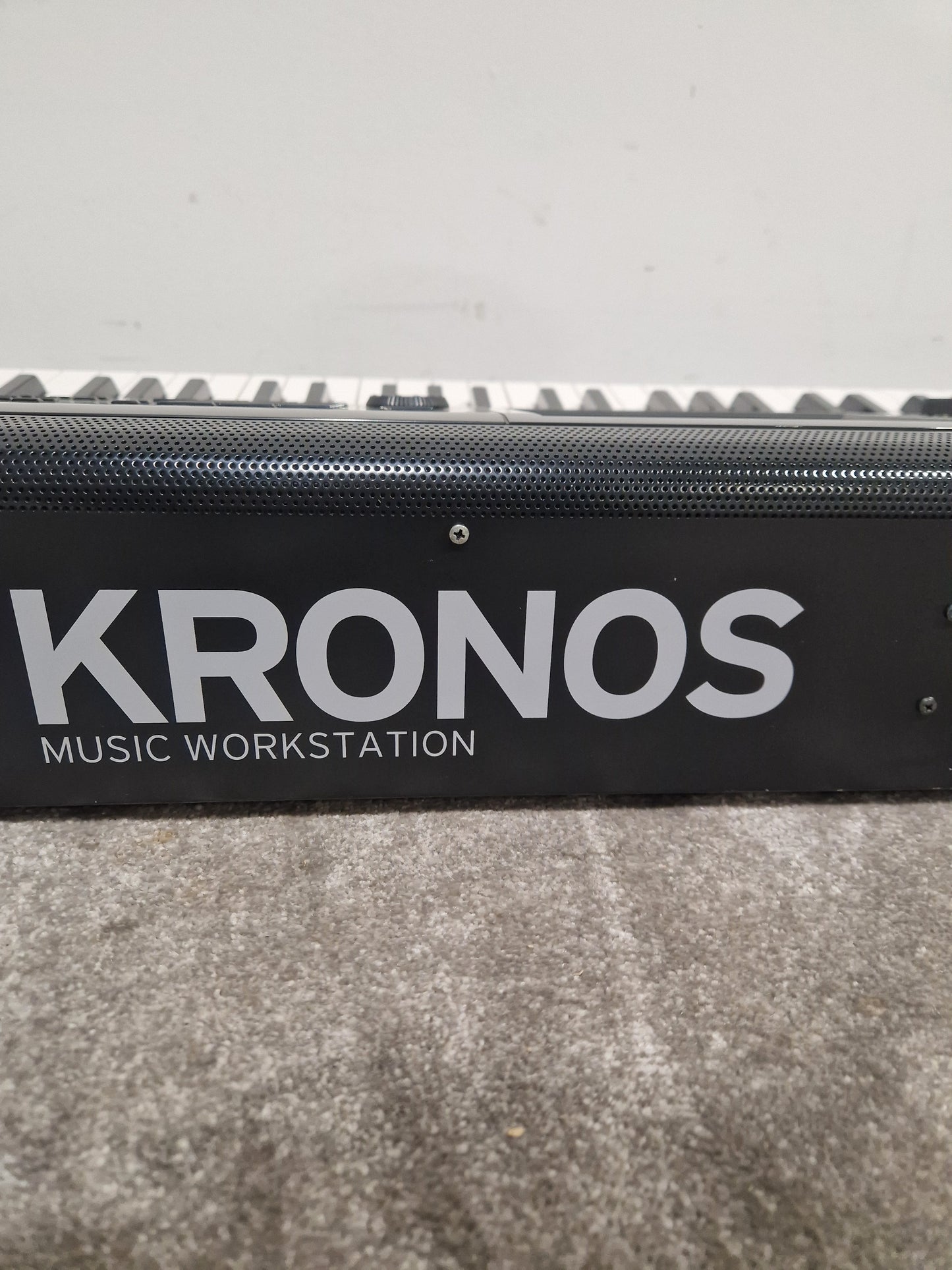 Korg Kronos 2 73 - Advanced Synth Workstation - Very Good w/ Power Supply, Manual, CDs