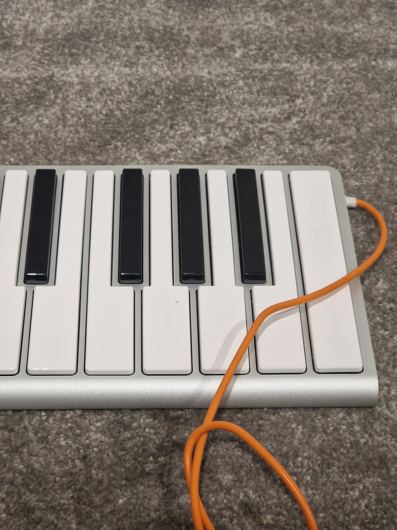 XKey KX01U00 - Portable 25 Key MIDI Keyboard - Excellent w/ Power Supply & Soft Case - Image 14