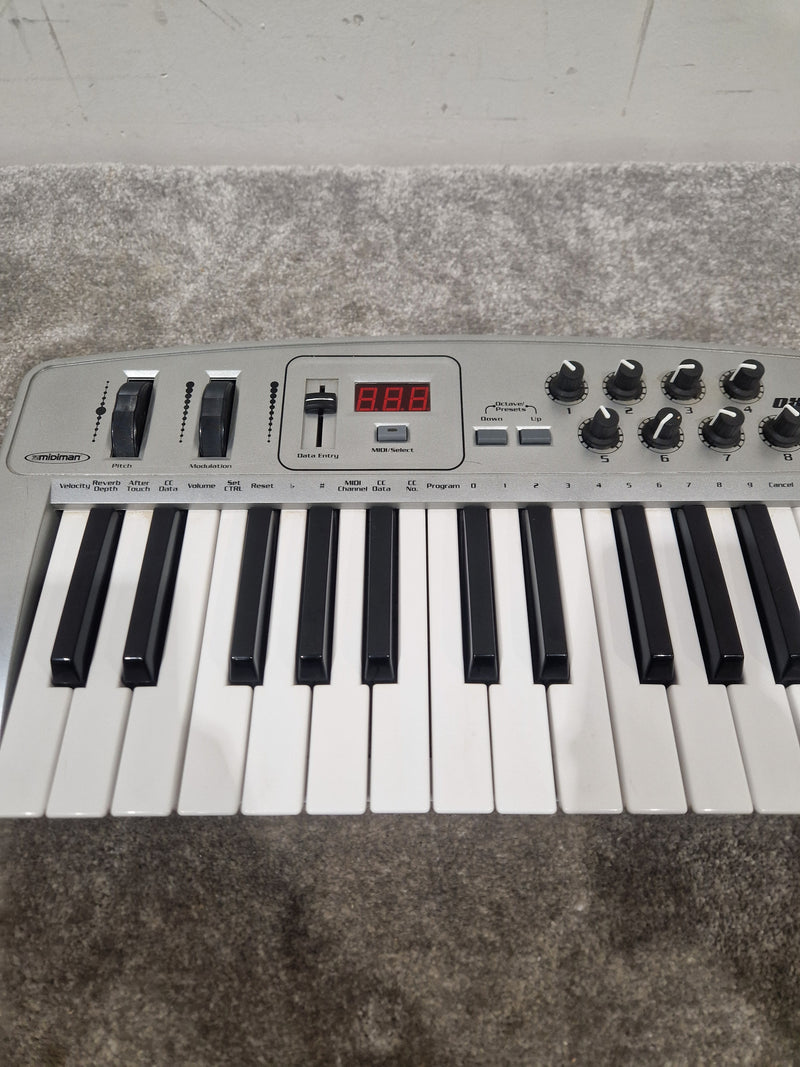 Midiman Oxygen 8 - MIDI Controller Keyboard - Excellent - Image 7