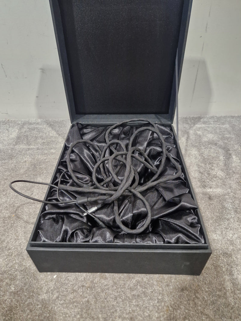 Sennheiser HD-800 - Audiophile Headphones - Very Good w/ Original Box & Hard Case & New Ear Pads - Image 16