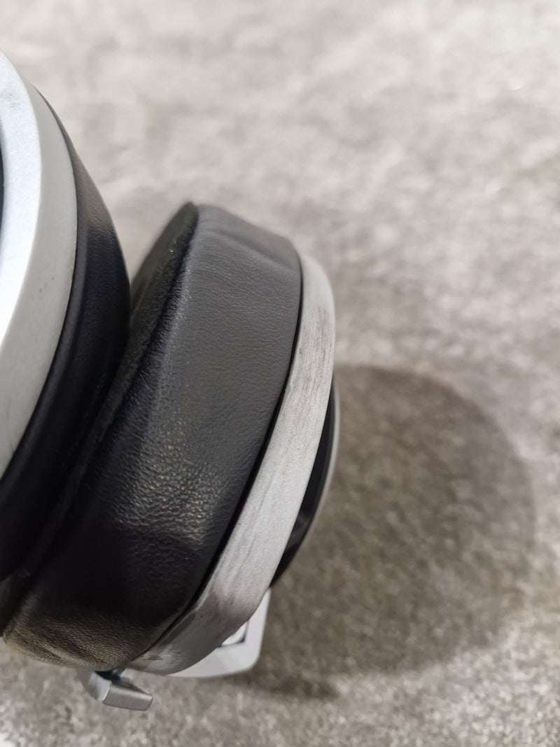Sennheiser HD-800 - Audiophile Headphones - Very Good w/ Original Box & Hard Case & New Ear Pads - Image 2
