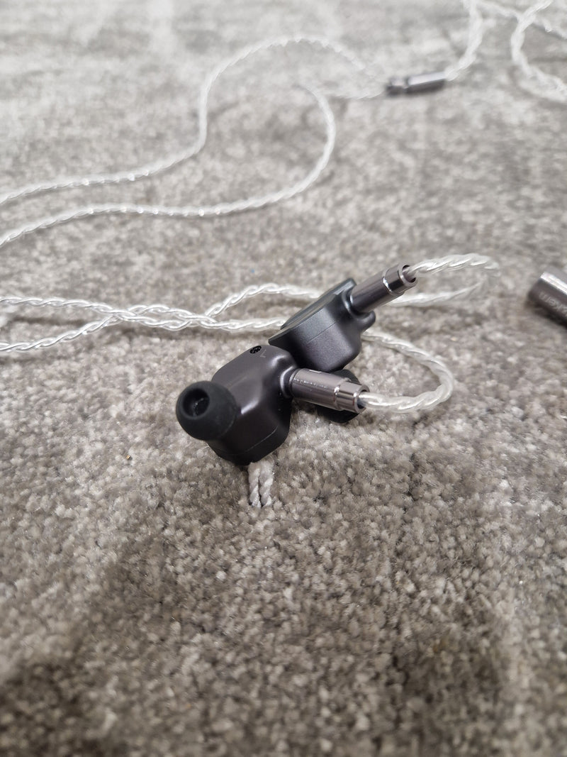 Astell&kern AK ZERO2 In-Ear Monitors - Audiophile Sound - Excellent w/ Original Box & Hard Case - Image 4