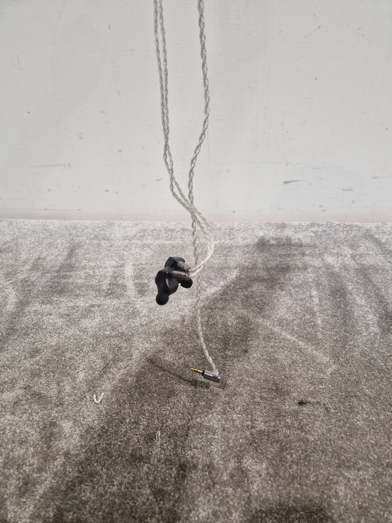 Astell&kern AK ZERO2 In-Ear Monitors - Audiophile Sound - Excellent w/ Original Box & Hard Case - Image 11