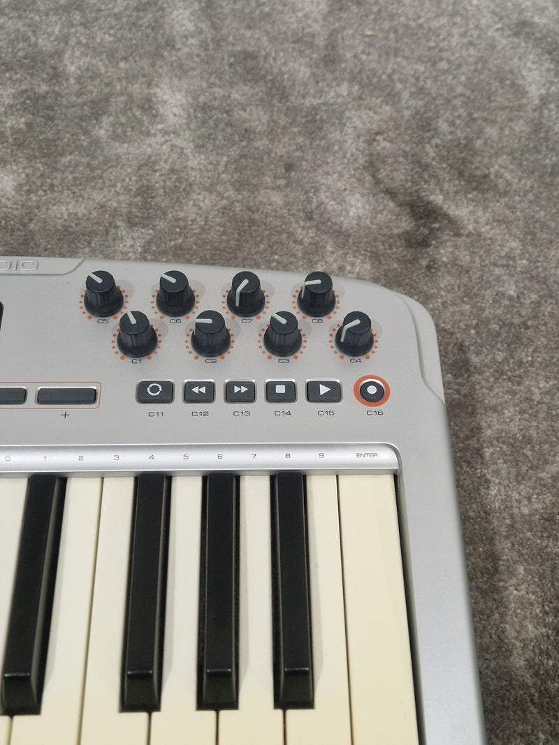M-AUDIO Oxygen 8 V2 MIDI Controller - Portable Design - Good w/ Original Box & USB Cable - Image 4