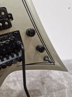 Washburn WV40 Vindicator Electric Guitar - Sleek Design - Excellent w/ Soft Case & Floyd rose Tremolo system - Image 4