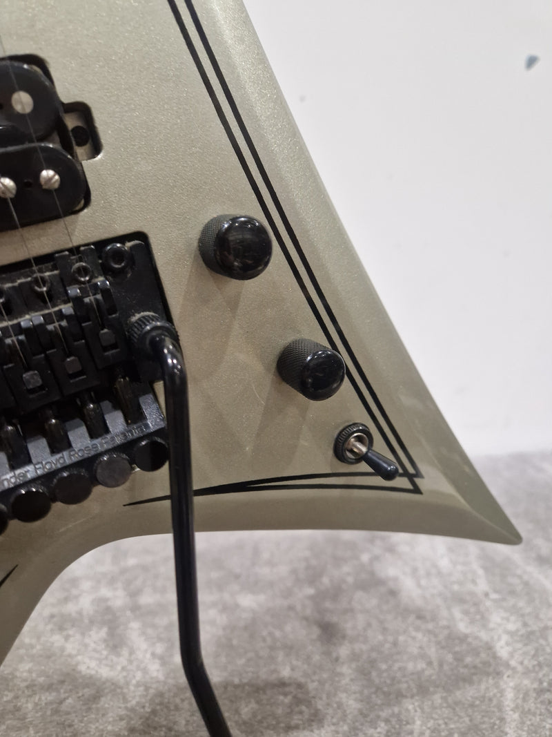 Washburn WV40 Vindicator Electric Guitar - Sleek Design - Excellent w/ Soft Case & Floyd rose Tremolo system - Image 4