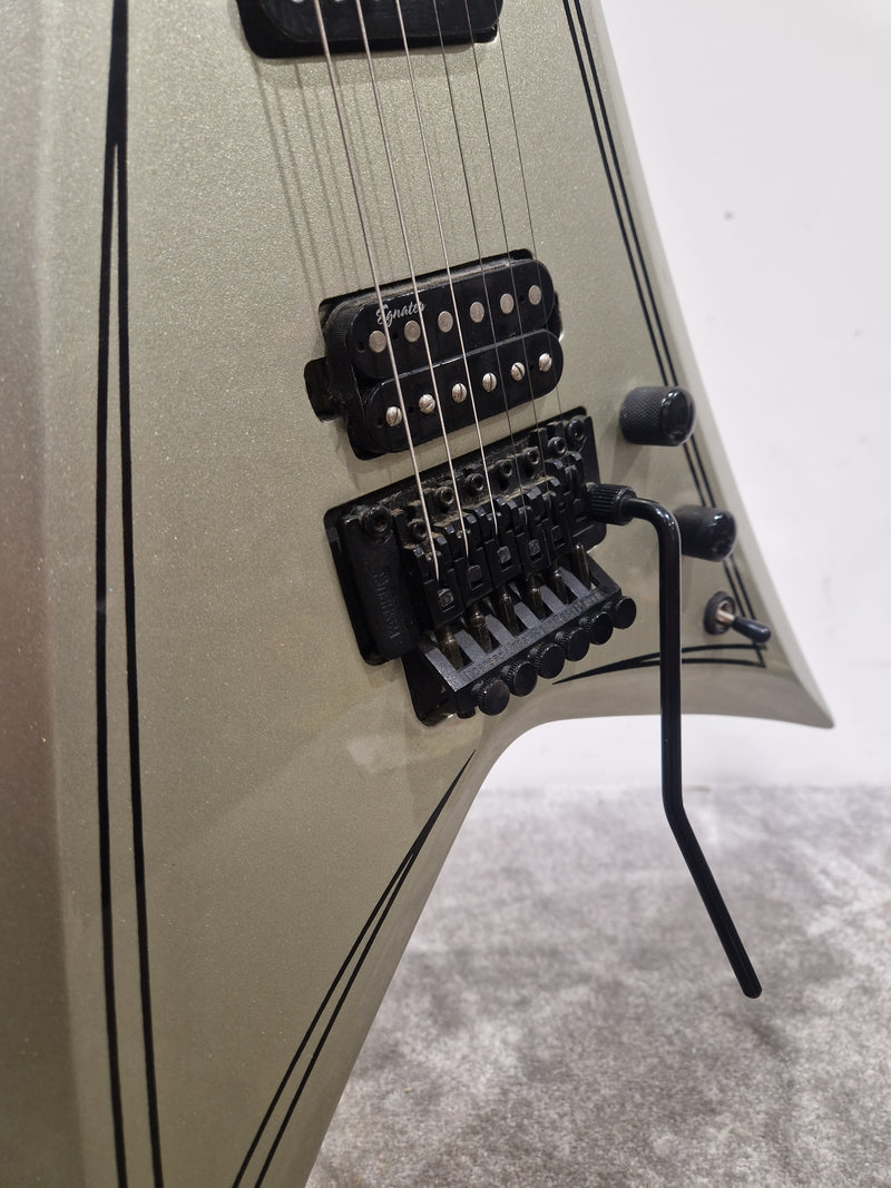 Washburn WV40 Vindicator Electric Guitar - Sleek Design - Excellent w/ Soft Case & Floyd rose Tremolo system - Image 11