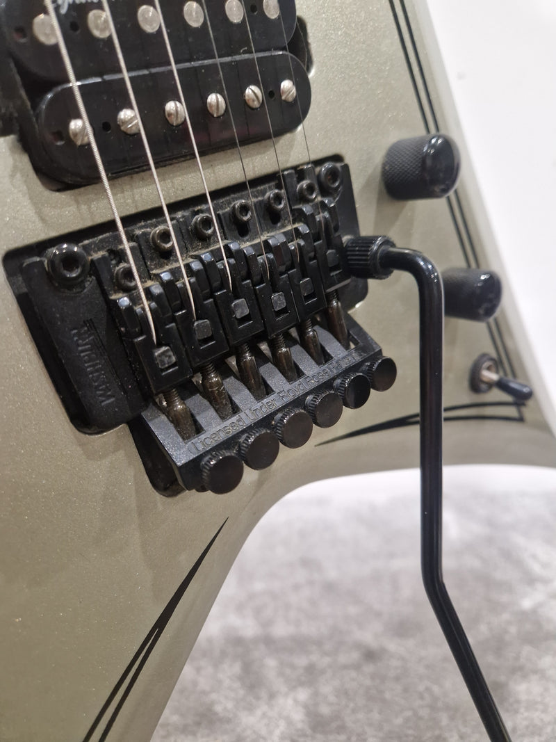 Washburn WV40 Vindicator Electric Guitar - Sleek Design - Excellent w/ Soft Case & Floyd rose Tremolo system - Image 5