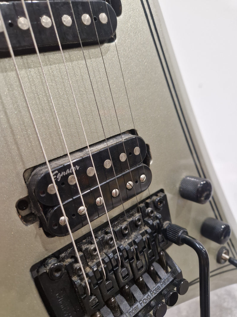 Washburn WV40 Vindicator Electric Guitar - Sleek Design - Excellent w/ Soft Case & Floyd rose Tremolo system - Image 12