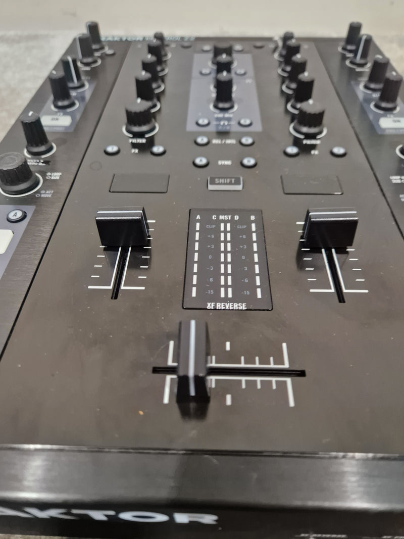 Native Instruments Traktor Kontrol Z2 - DJ Controller/Mixer - Black – DJ Controller - Excellent - Image 2