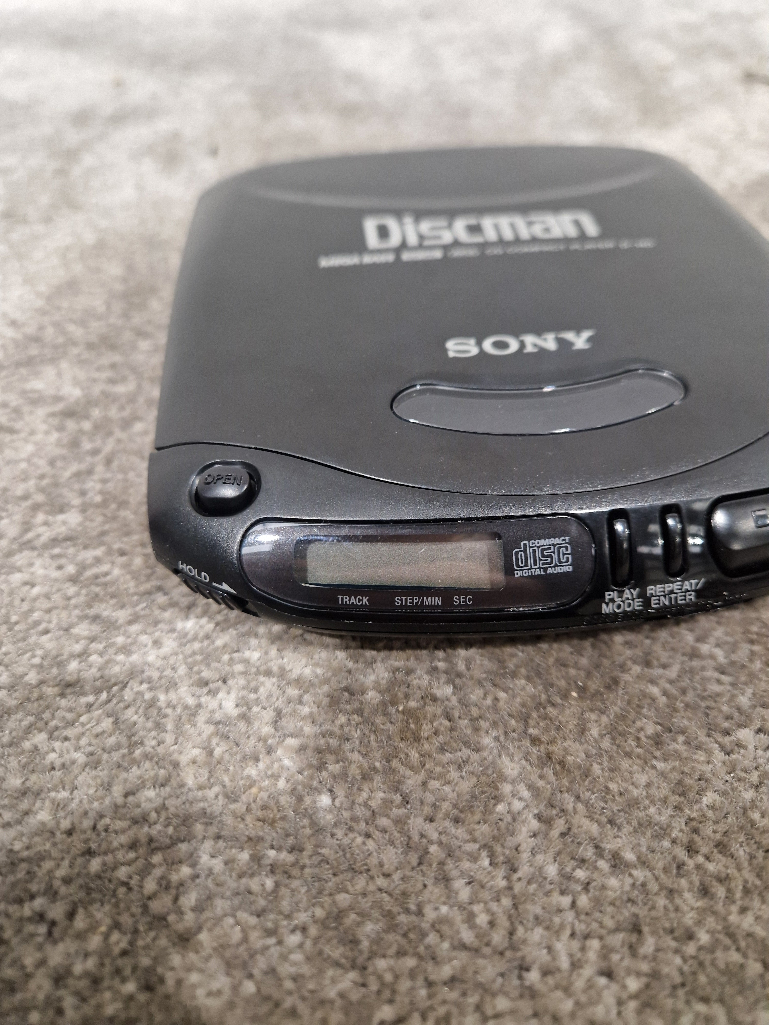 Sony Discman D-140 - CD Player - Mega Bass - Black - Portable CD