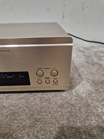 Denon UTU-F88 - AM/FM Tuner - Silver - Excellent