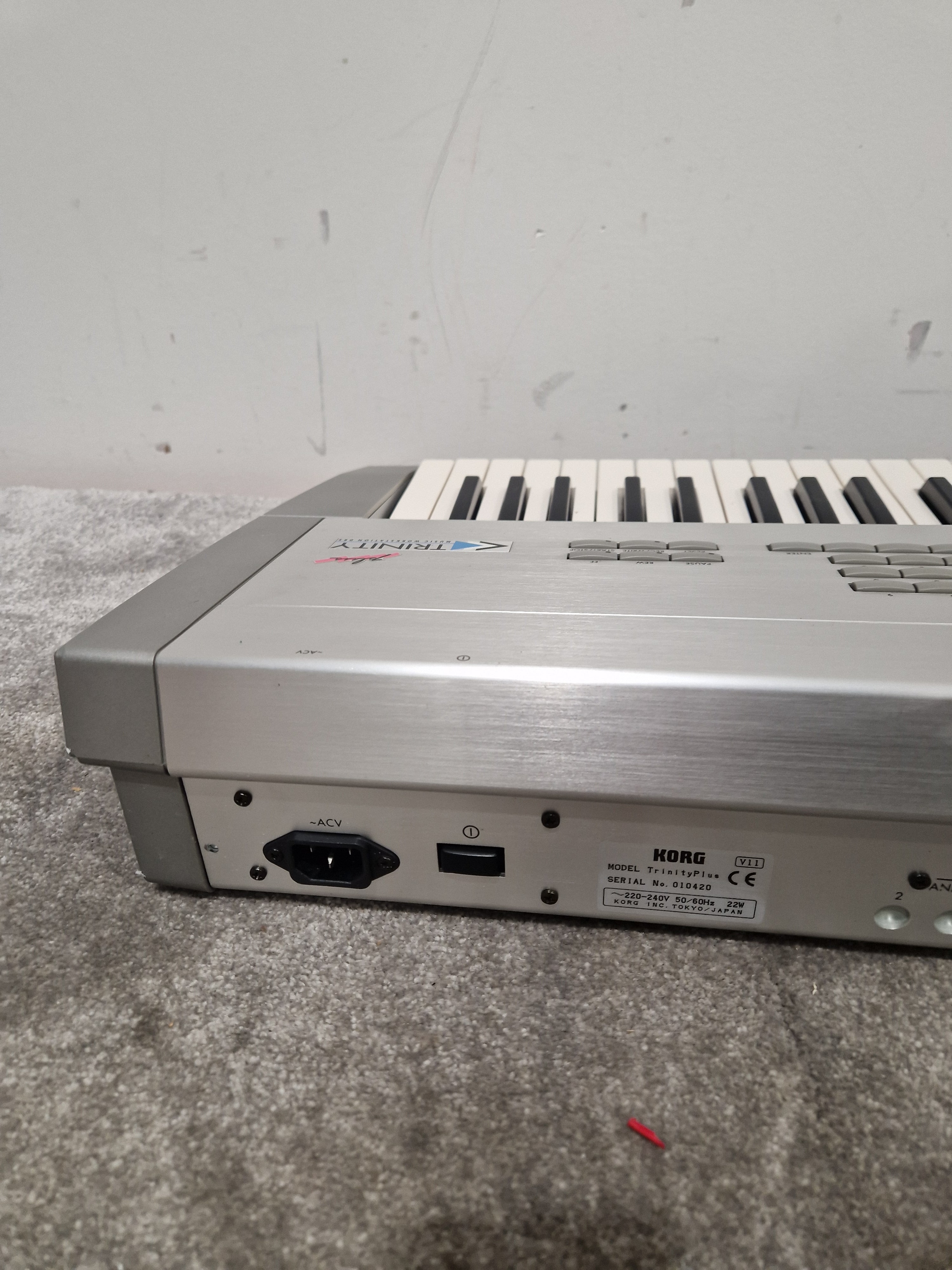 KORG TRINITY plus シンセサイザー ワークステーション Korg Trinity Plus - Music Workstation/Synthesizer - Silver