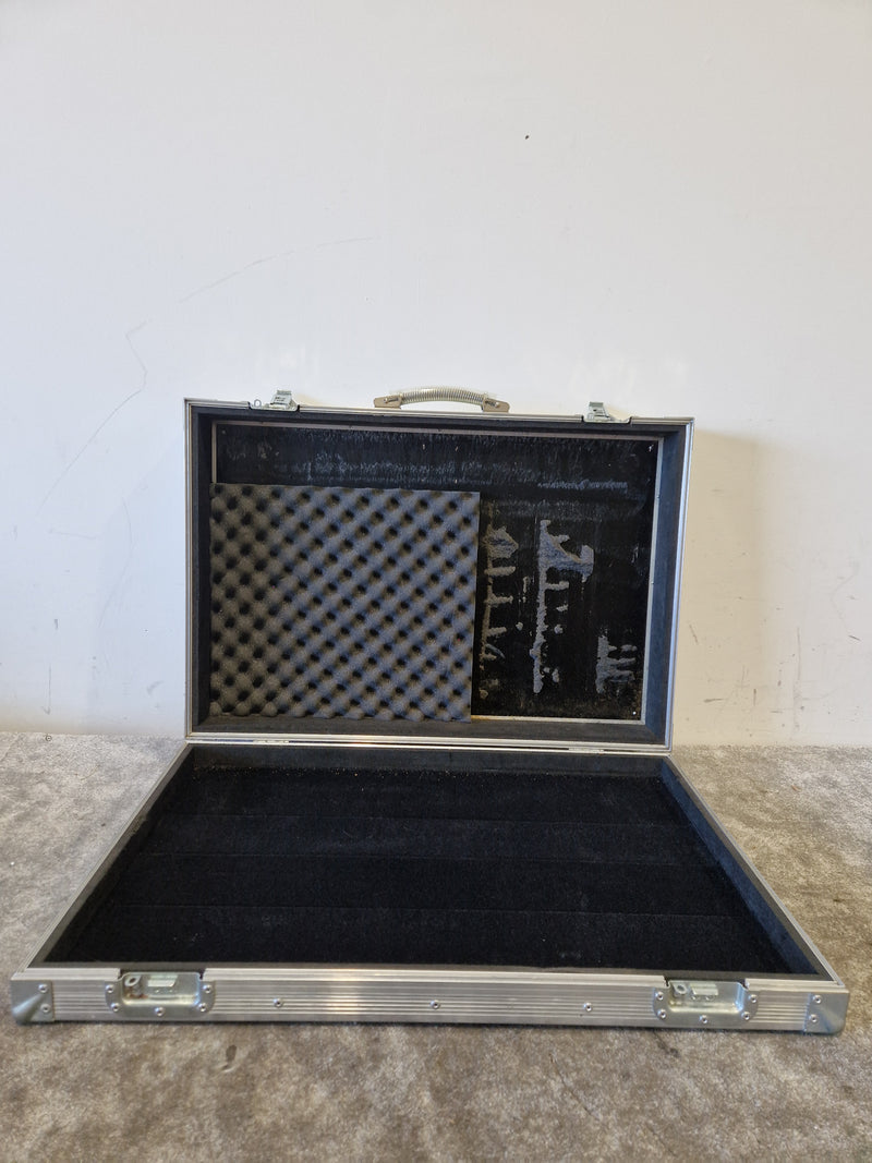 Custom Pedalboards UK - Large Pedalboard - Black with Flight Case - Good - Image 5