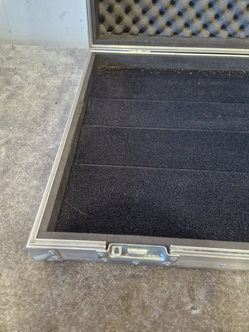 Custom Pedalboards UK - Large Pedalboard - Black with Flight Case - Good - Image 12