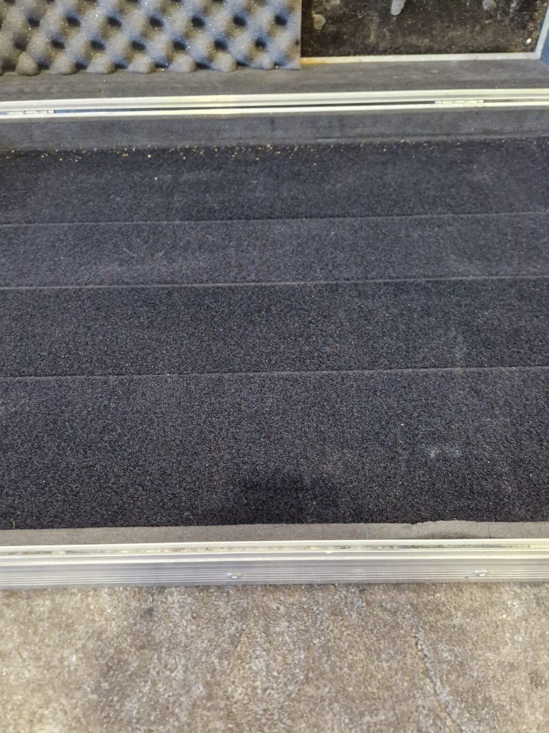 Custom Pedalboards UK - Large Pedalboard - Black with Flight Case - Good - Image 6
