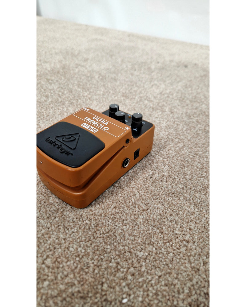 Behringer Ultra Tremolo UT300 pedal - Excellent - image 3
