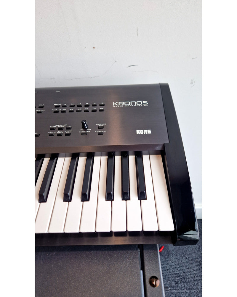 Korg Kronos-61 - Synthesizer Keyboards - Black - Excellent w/ Hard Case & sustain pedal - Image 2