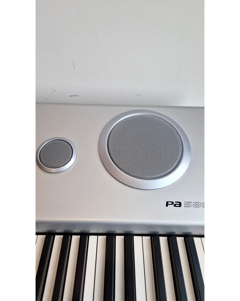 Korg PA588 - Synthesizer Keyboards - White - Keyboard - Excellent w/ Hard Case & Power Supply - image 12