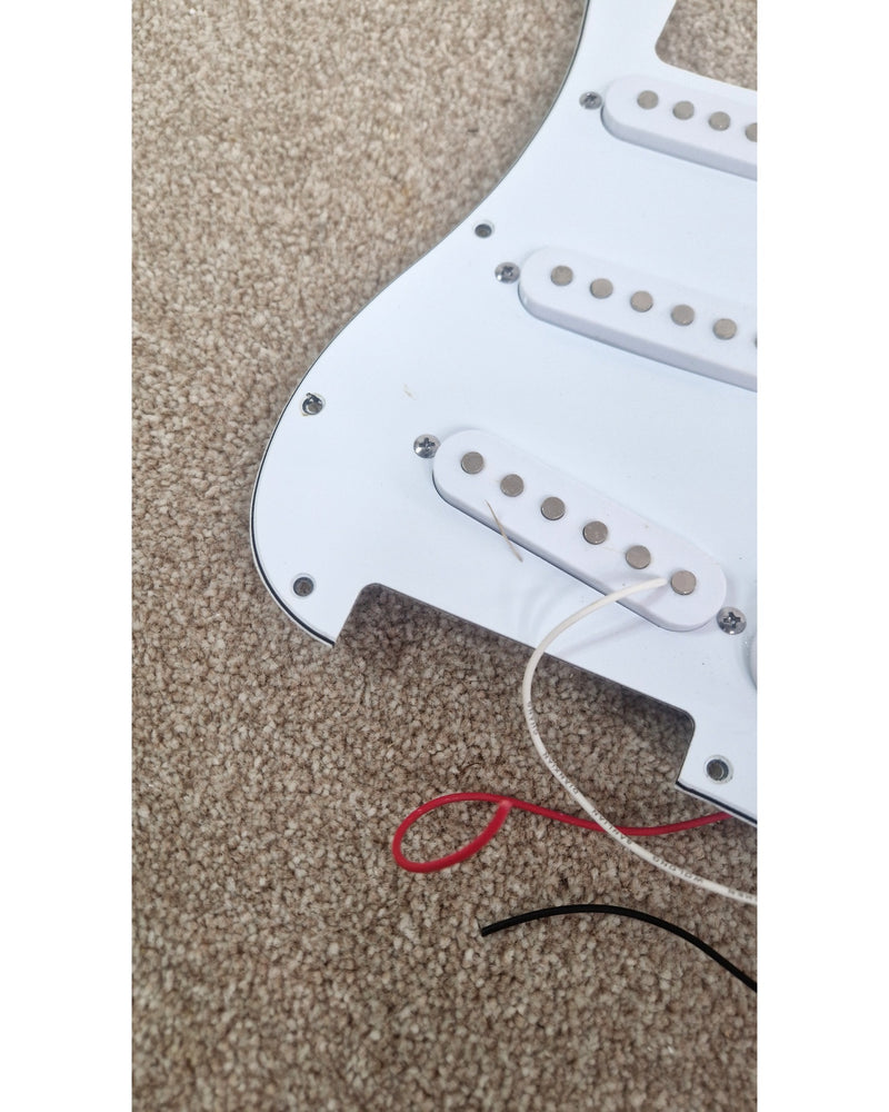 St Pick-guard - White - Excellent - image 15