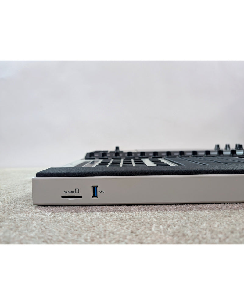 Akai MPC XL - Samplers & Sequencers - Grey/Black - Like New w/ Original Box & Manuals - image 6
