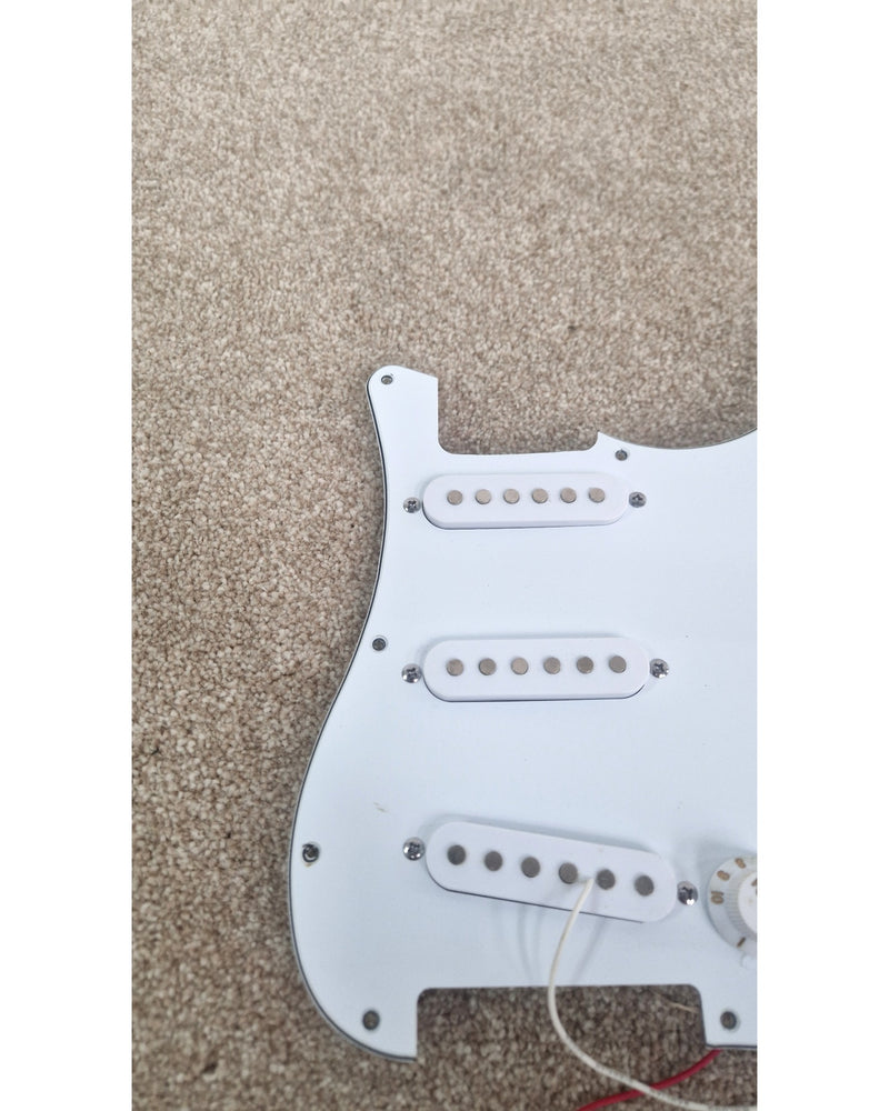 St Pick-guard - White - Excellent - image 4