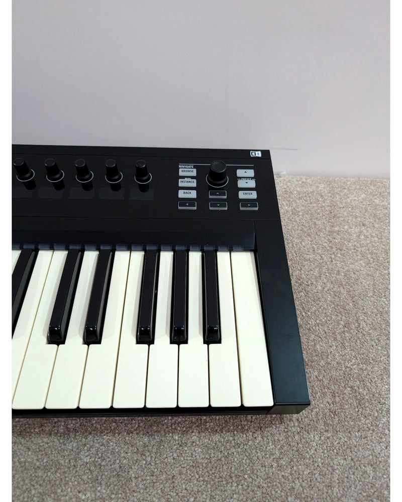 Native Instruments Komplete Kontrol S25 - MIDI Controller - Black - Like New w/ Original Box, Power Supply, USB Cable - image 11