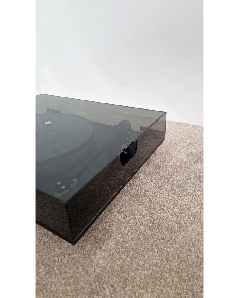 REGA Planar 3 Turntable - Iconic Design - Good - image 5