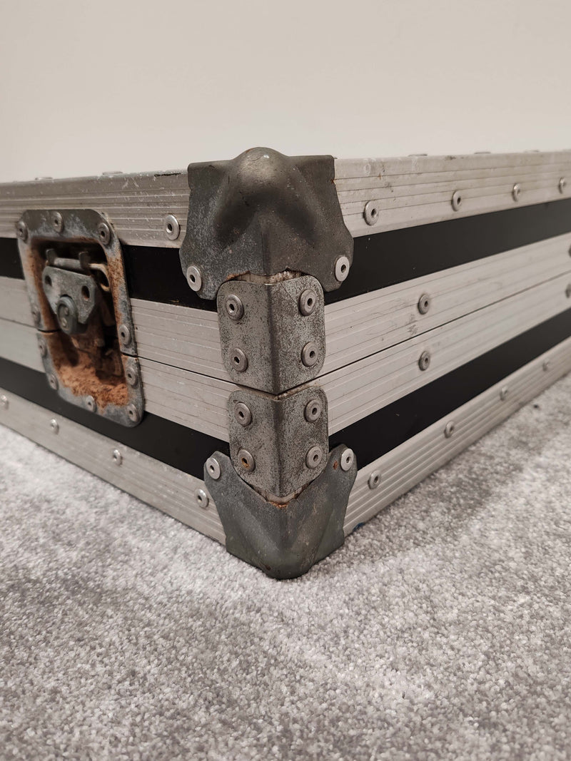 Shepperton Studios Metal Flight Case for Electric Guitar and Bass - Image 5