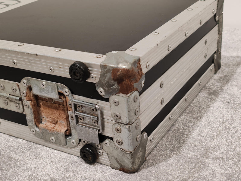 Shepperton Studios Metal Flight Case for Electric Guitar and Bass - Image 7