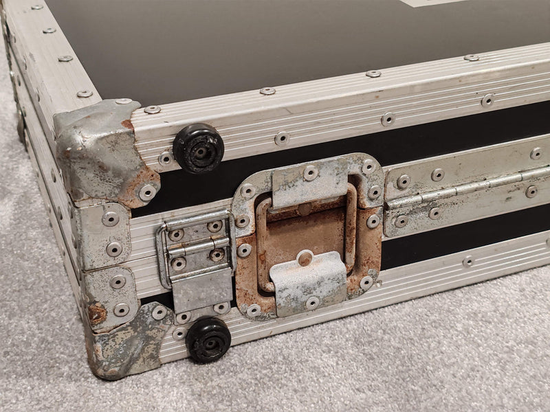 Shepperton Studios Metal Flight Case for Electric Guitar and Bass - Image 6