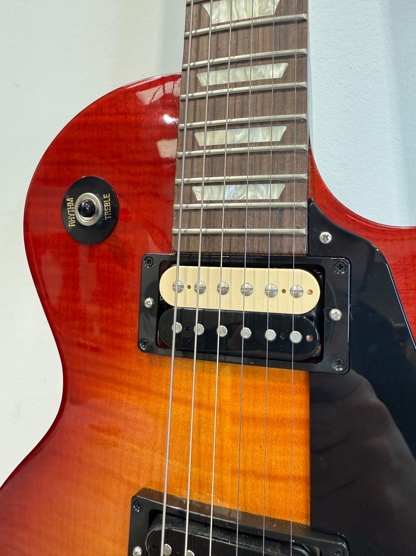 Gibson Les Paul Studio Deluxe II '60s Flame Top Electric Guitar Heritage Cherry - Gibson Hard Case